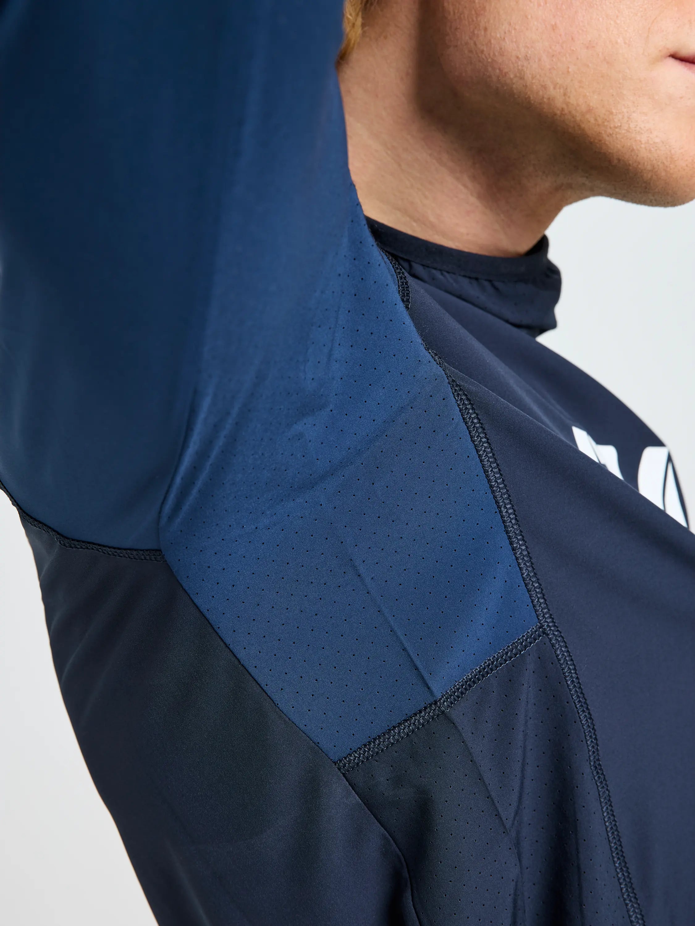 Camiseta técnica manga larga con capucha OD Tech UPF 50+ NAVY de SLAM